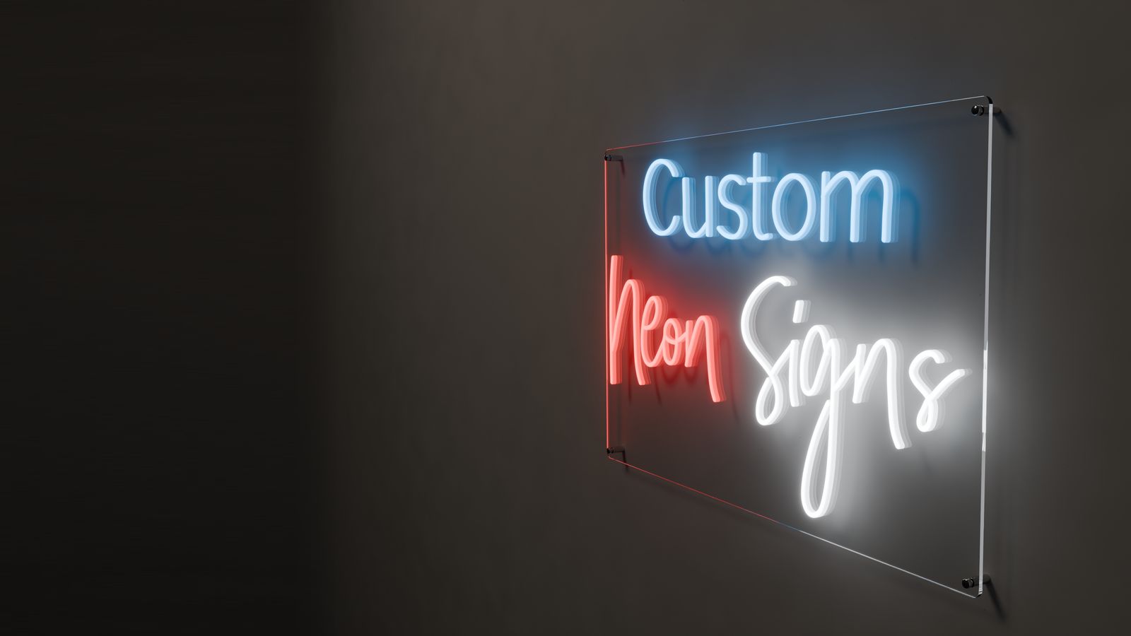 Letrero de neón LED que dice Custom Neon Signs en azul, rojo y blanco, encendido en una pared oscura