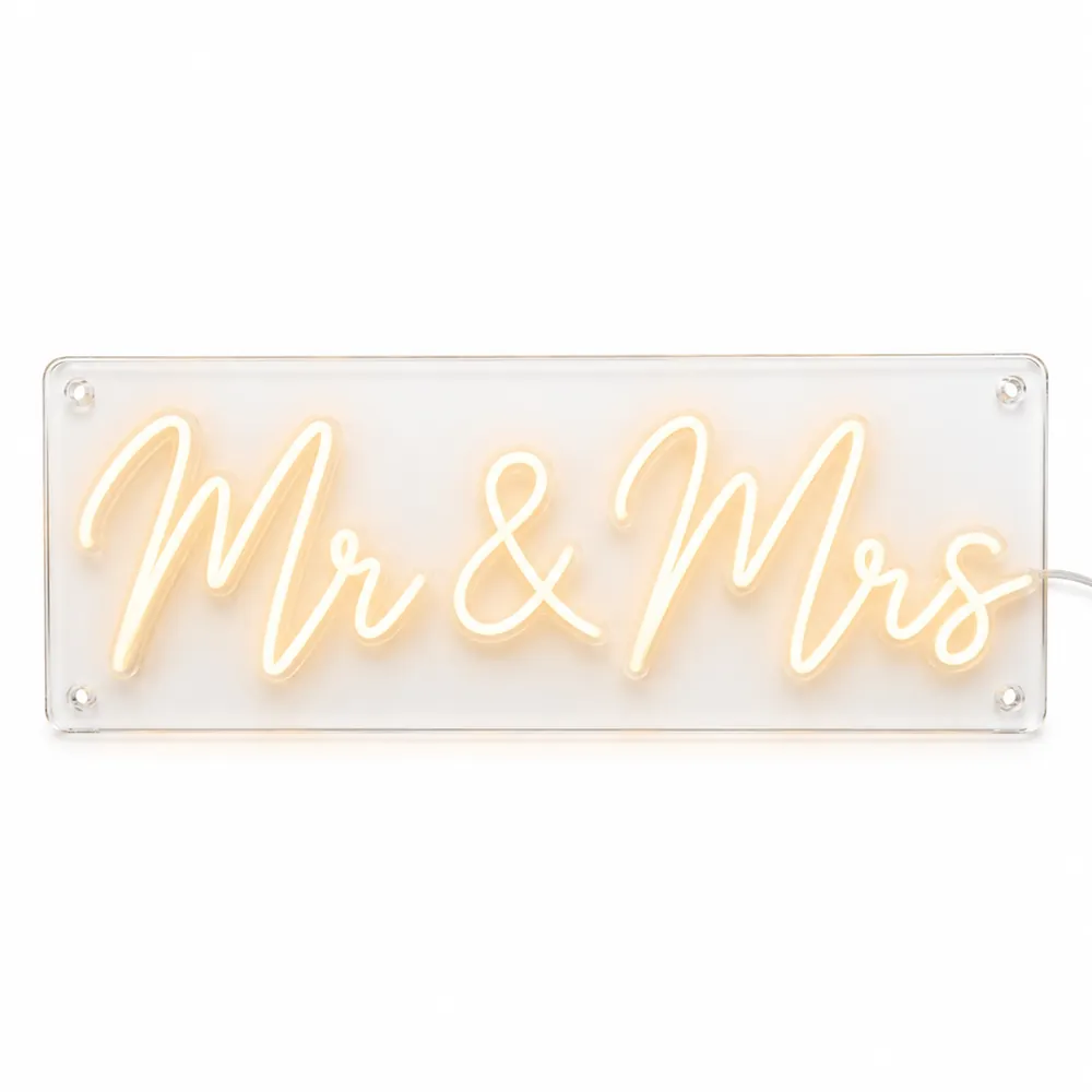 Letrero de neón LED Mr & Mrs en cursiva blanco cálido en una línea, encendido sobre fondo blanco, sobre fondo blanco