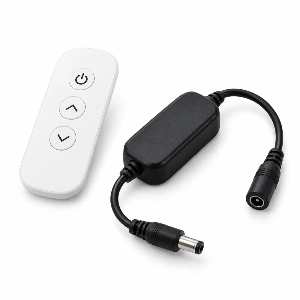 Juego de atenuador: control remoto blanco inalámbrico junto a un receptor negro con conectores de CC tipo barril, sobre fondo blanco