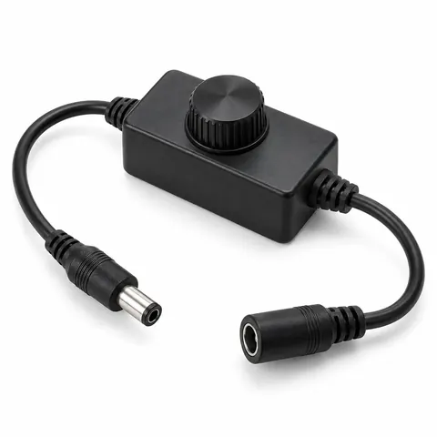 Atenuador en el cable: pequeño módulo negro con perilla giratoria, cable corto y conectores de CC tipo barril, sobre fondo blanco